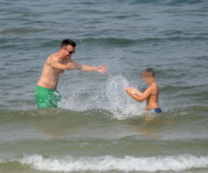 KATARZYNA CICHOPEK Z RODZINĄ NA PLAŻY