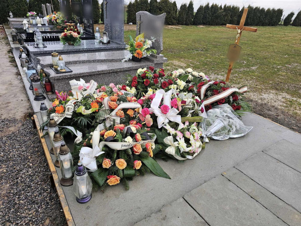 Grób 66-latka, który zmarł w radiowozie w Markowej