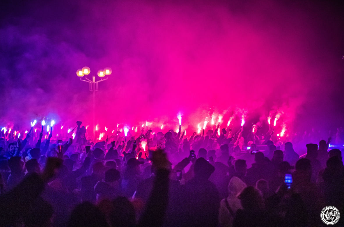 Raków Częstochowa Mistrzem Polski! Nocna feta w Częstochowie