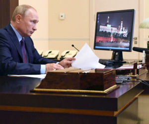 Trump ma wirusa, a Putin ciągle siedzi w domu 