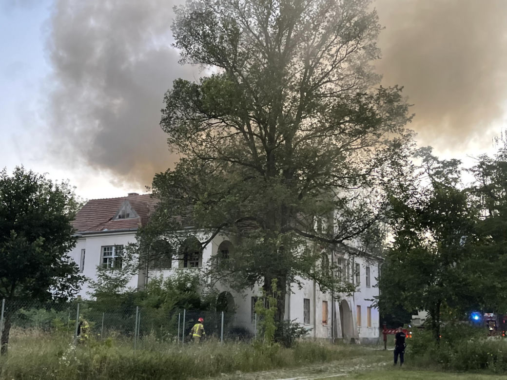 Pożar na Bemowie. Płonie zabytkowa willa. „Musieliśmy ewakuować strażaków”