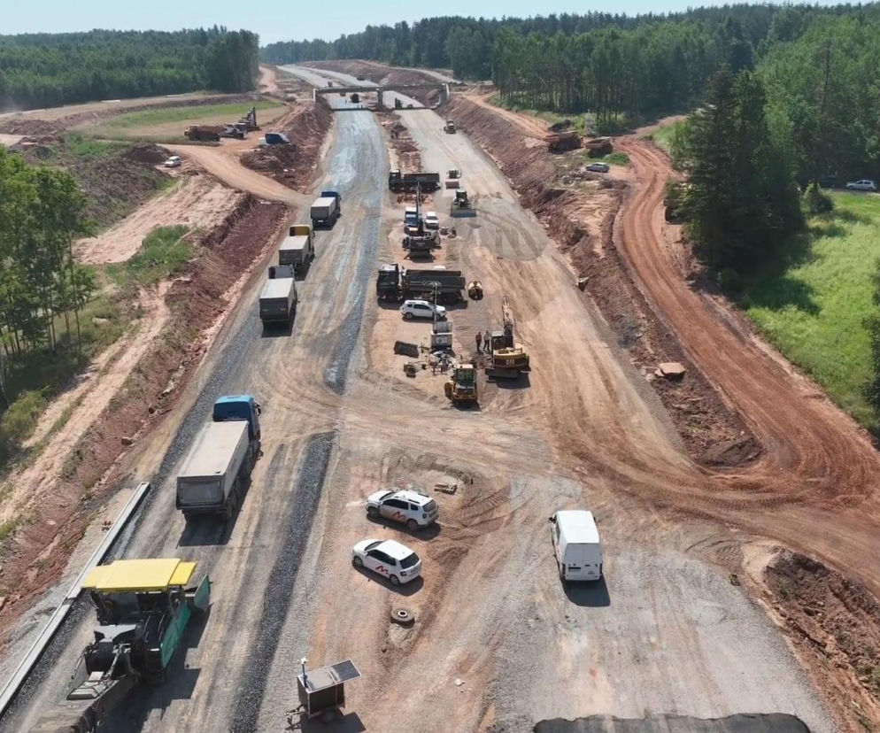 Ciężarówki i koparki na budowie drogi S74 Mniów – Kielce. O postępach prac przeczytasz na Eska Kielce.