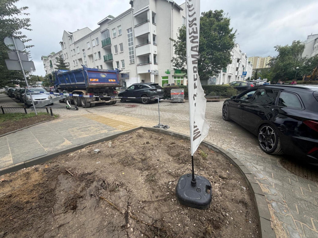 84-latka pod kołami ciężarówki w Warszawie. Dramatyczna walka o życie