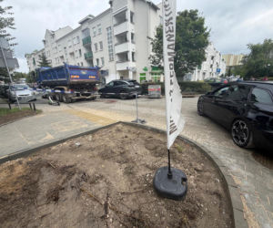 84-latka pod kołami ciężarówki w Warszawie. Dramatyczna walka o życie