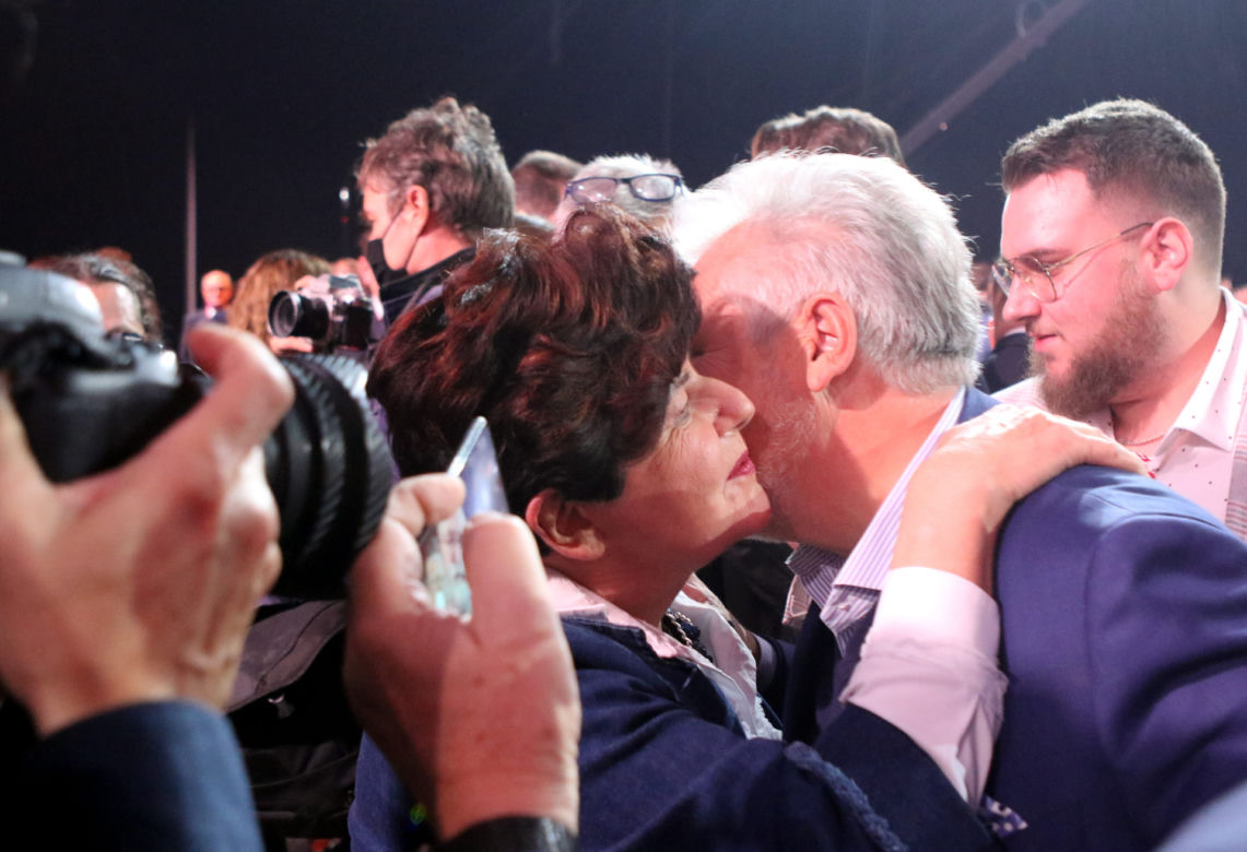 Fotoreporter złapał ich nawet na całusie!
