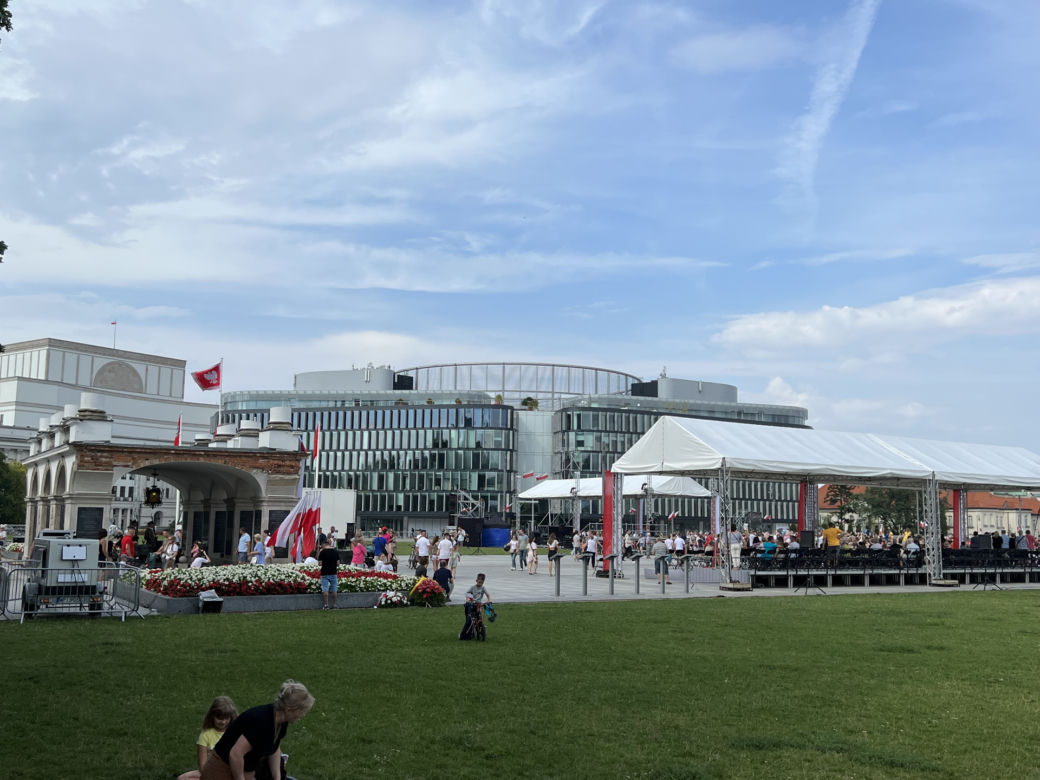 Wieniec od prezydenta Rafała Trzaskowskiego leży pod klombem. Co się stało przy Grobie Nieznanego Żołnierza?