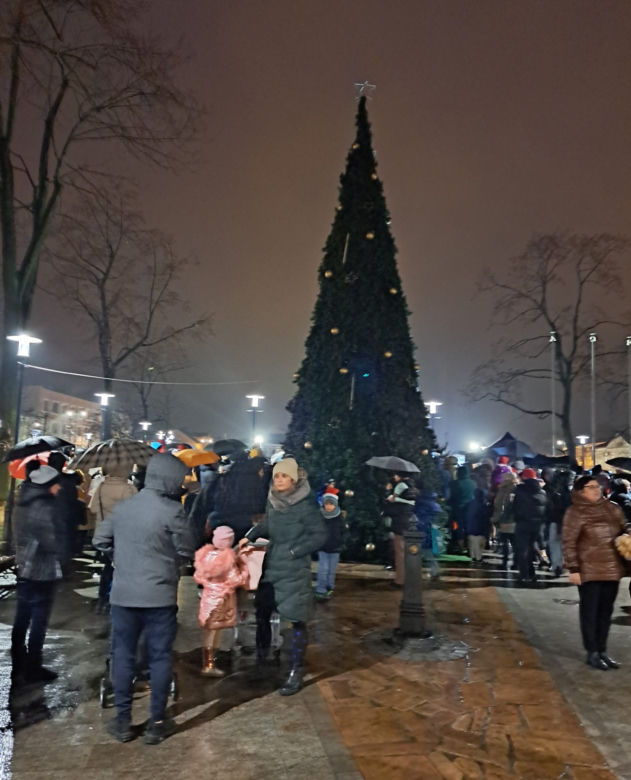 Wystartował Jarmark Bożonarodzeniowy w Końskich. W rynku odpalili choinkę
