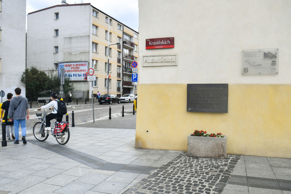 Tablica na pl. Krasińskich