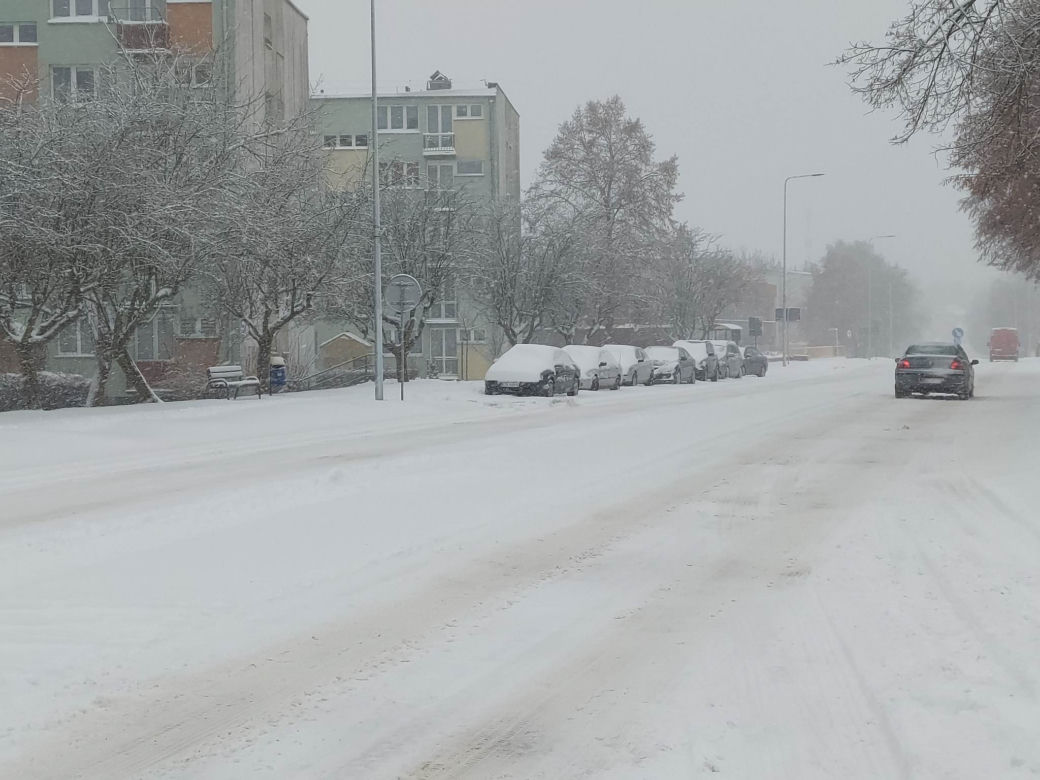 Starachowice pod śniegiem, na drogach trudne warunki do jazdy