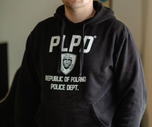 Zatrzymał groźnego przestępcę, przez sąd dostaje połowę pensji. Policjant, żeby żyć, dorabia w Żabce! Niewyobrażalny skandal