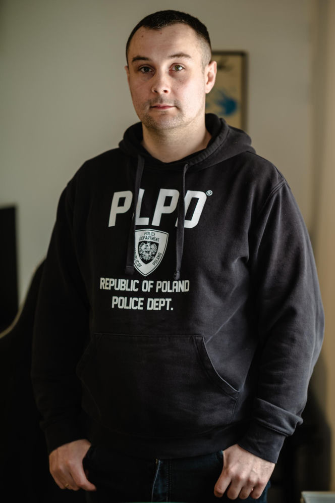 Zatrzymał groźnego przestępcę, przez sąd dostaje połowę pensji. Policjant, żeby żyć, dorabia w Żabce! "Niewyobrażalny skandal"