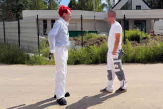Michał Wiśniewski  pilnuje domu mimo rostania