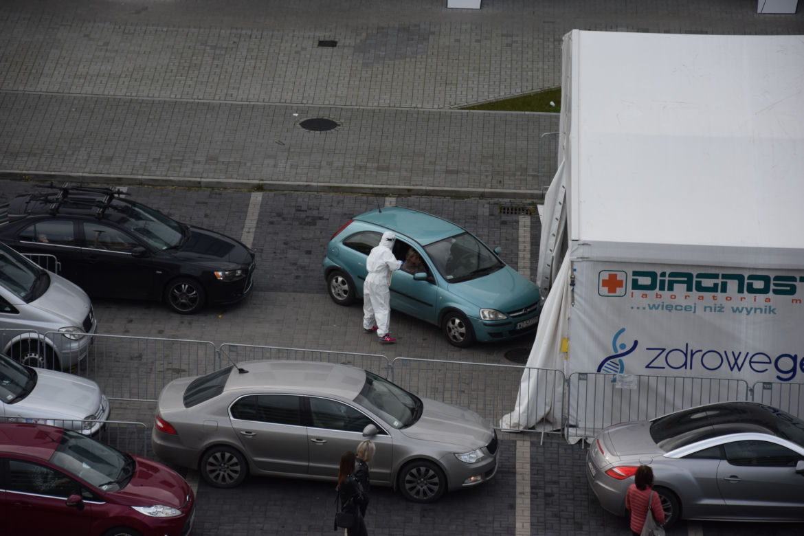 Kolejki na test na COVID-19. Dramat pacjentów 