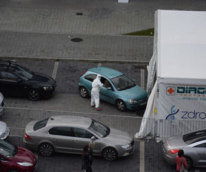 Kolejki na test na COVID-19. Dramat pacjentów 