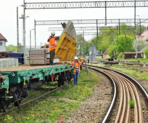 Rail Baltica. Kolej w Ełku zmienia się dla podróżnych! Zobacz postępy prac [ZDJĘCIA]