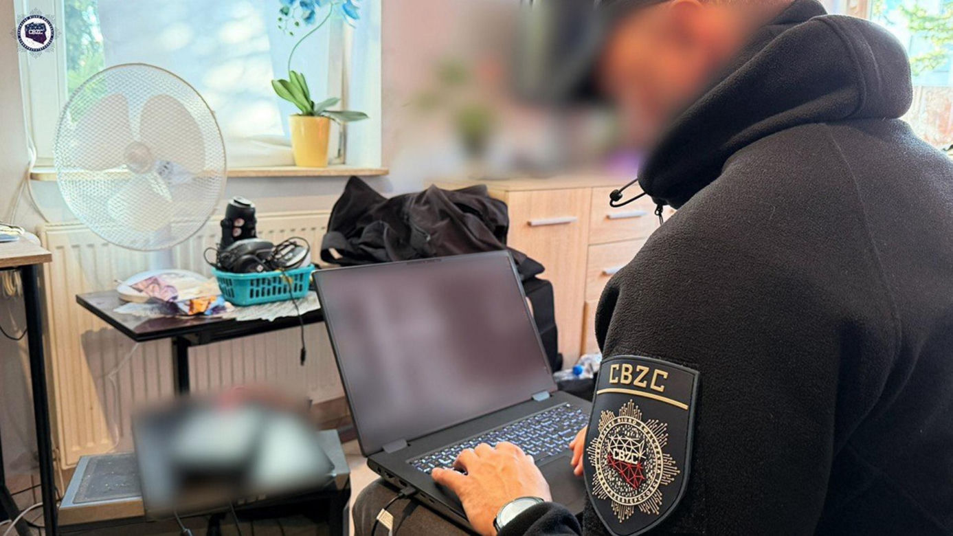 Zatrzymania w sprawie fałszywych alarmów bombowych. Wśród podejrzanych 21-latek z Białegostoku