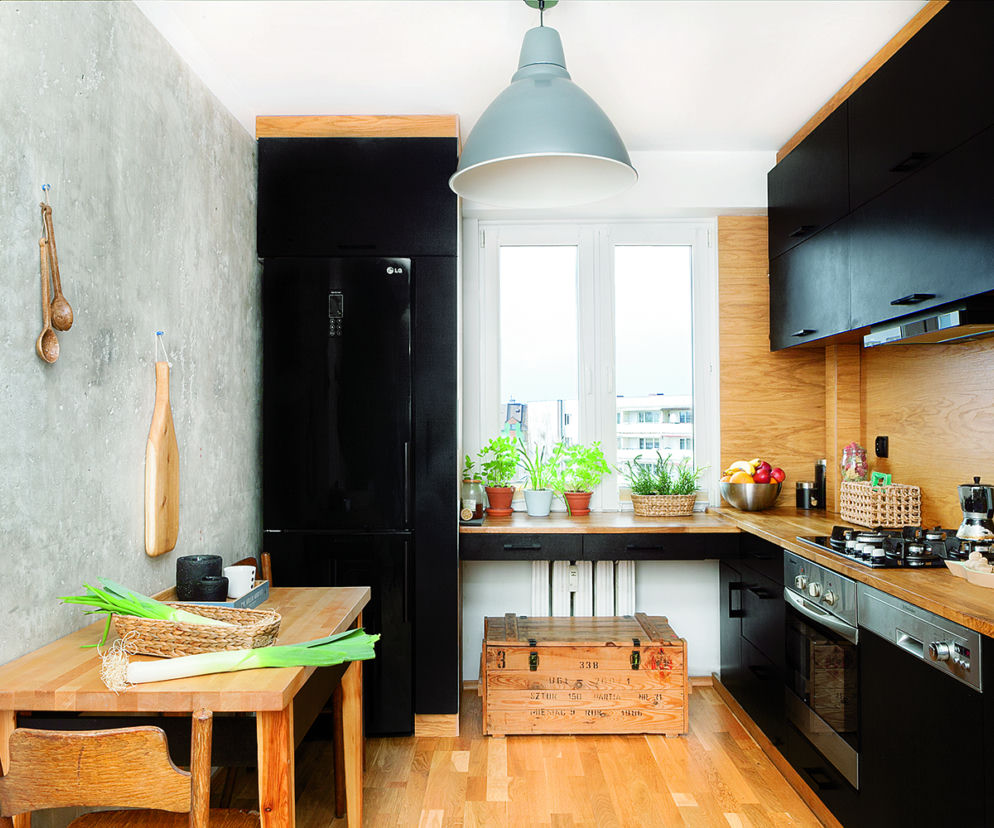 Kuchnia w męskim stylu. Czarne meble, drewno i beton