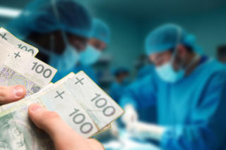 Szokujące stawki lekarzy. Nawet 300 tys. zł za jeden dzień pracy 