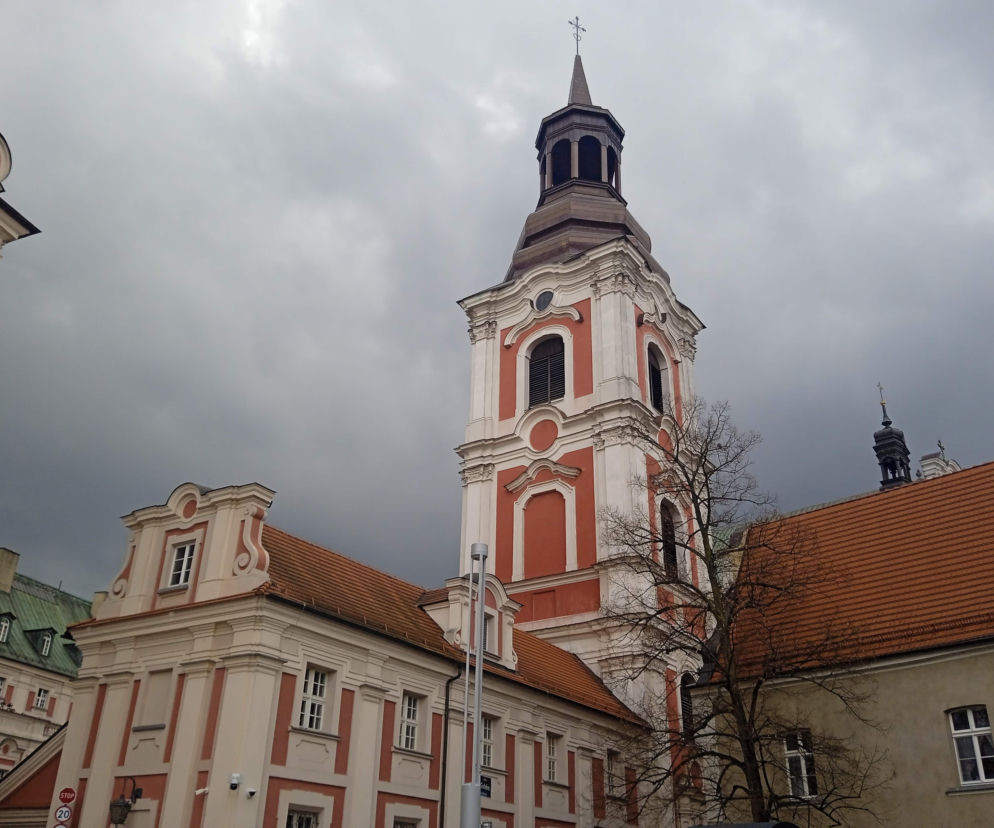 Budynek Urzędu Miasta Poznania przy placu Kolegiackim. O sporze radnych w Poznaniu przeczytasz na Eska Poznań.