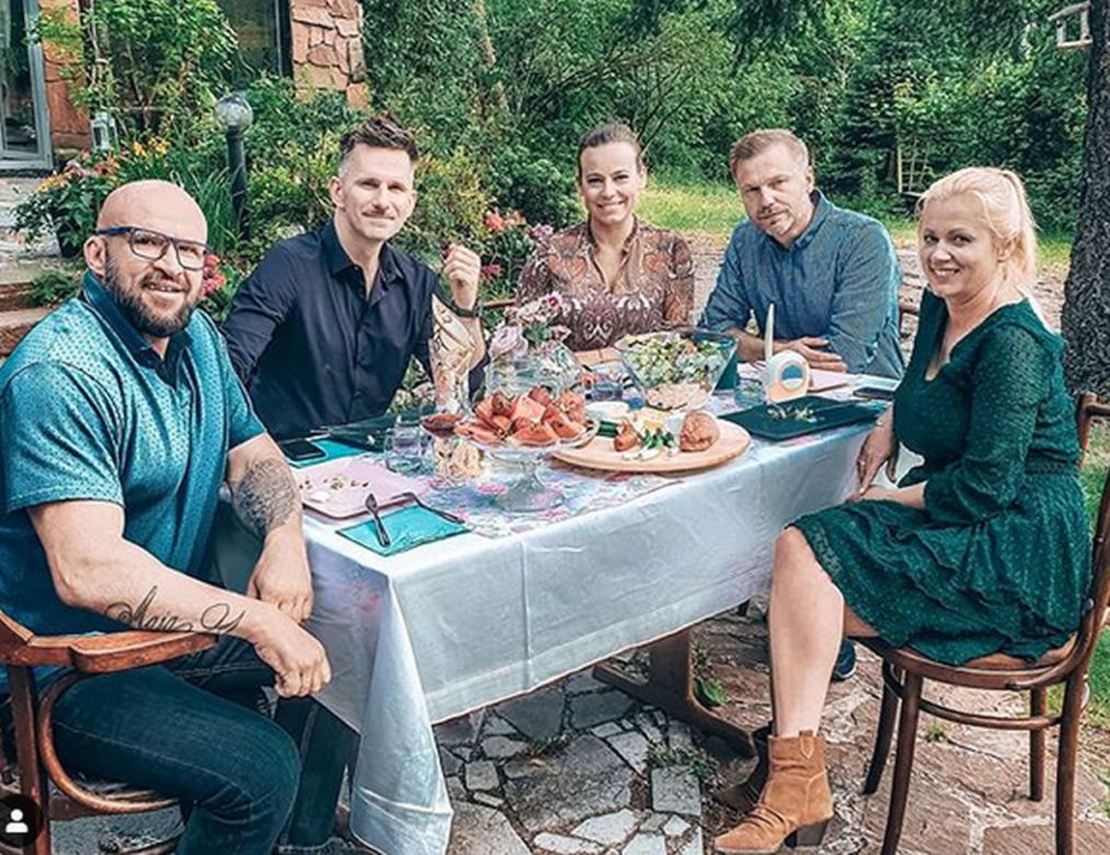 M jak miłość po wakacjach 2020. Magda (Anna Mucha), Andrzej Budzyński (Krystian Wieczorek), Kamil (Marcin Bosak), Marzenka (Olga Szomańska), Andrzejek (Tomasz Oświeciński)