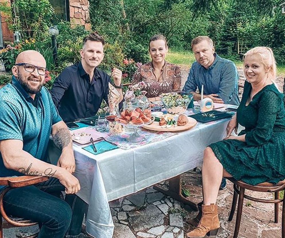 M jak miłość po wakacjach 2020. Magda (Anna Mucha), Andrzej Budzyński (Krystian Wieczorek), Kamil (Marcin Bosak), Marzenka (Olga Szomańska), Andrzejek (Tomasz Oświeciński)