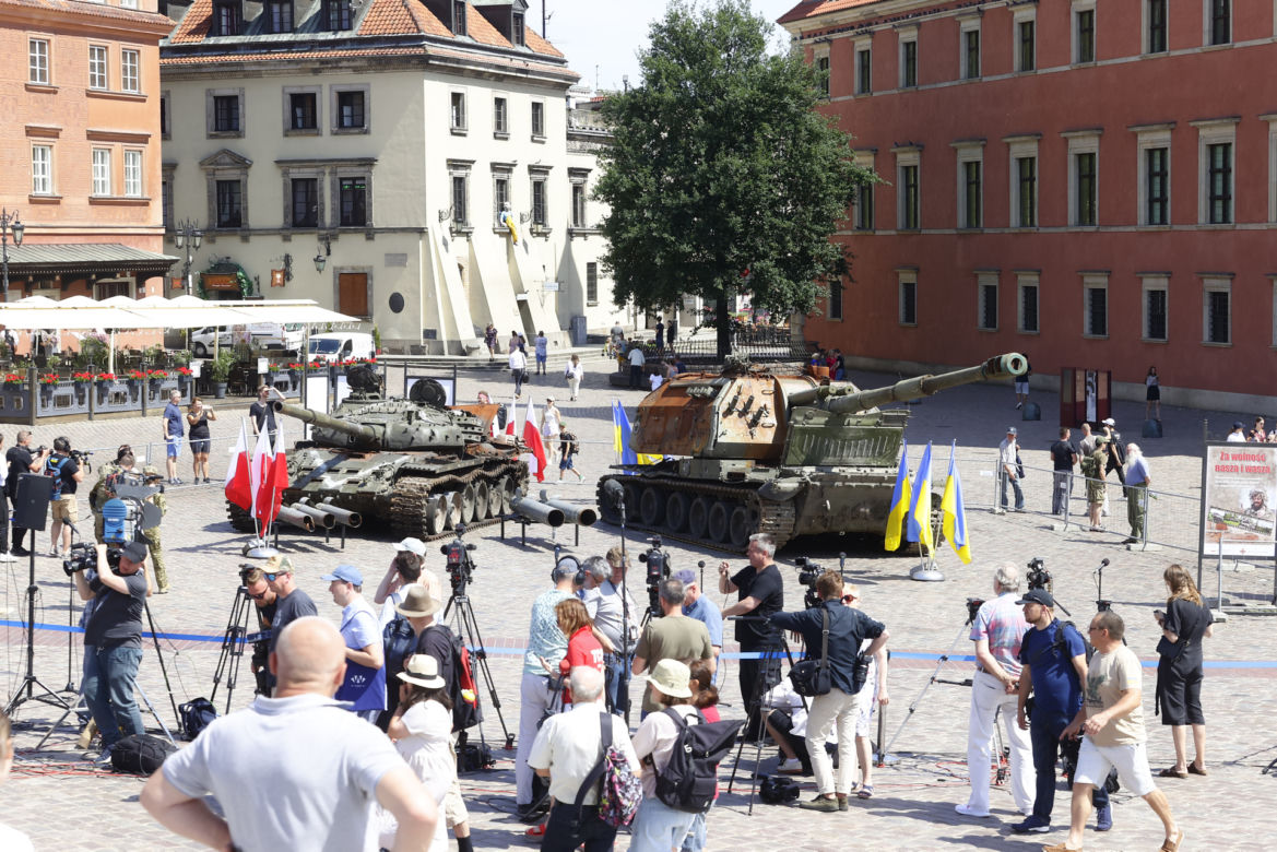 Rosyjskie czołgi w Warszawie! Pancerne bestie straszą na Placu Zamkowym