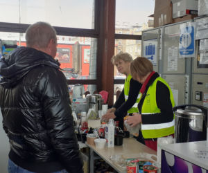 Lublin: Coraz mniej wolontariuszy, którzy pomagają uchodźcom na dworcu. Potrzebne wsparcie [GALERIA]