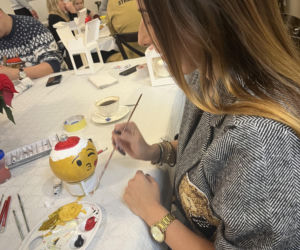 Malowanie bombek- przyjaciele dzieciom