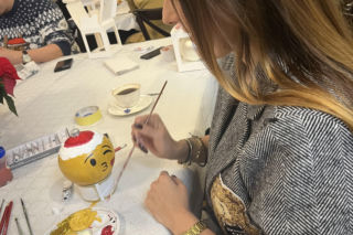 Malowanie bombek- przyjaciele dzieciom