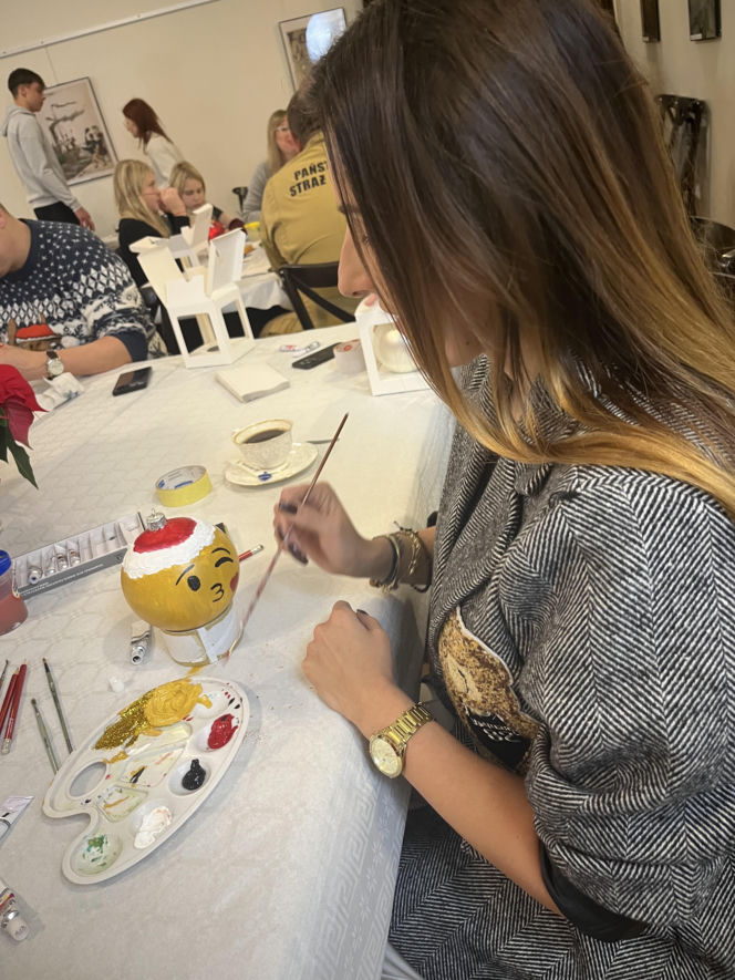 Malowanie bombek- przyjaciele dzieciom