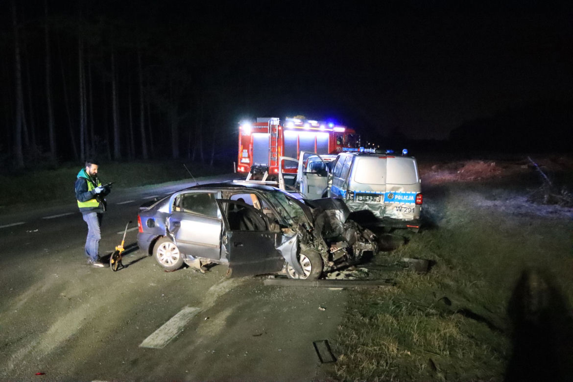 Groźny wypadek w Świnoujściu. Opel roztrzaskał się na policyjnym radiowozie
