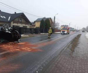 21-latek pędził luksusowym Infiniti na złamanie karku. Dachował i może mówić o dużym szczęściu