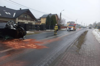 21-latek pędził luksusowym Infiniti na złamanie karku. Dachował i może mówić o dużym szczęściu