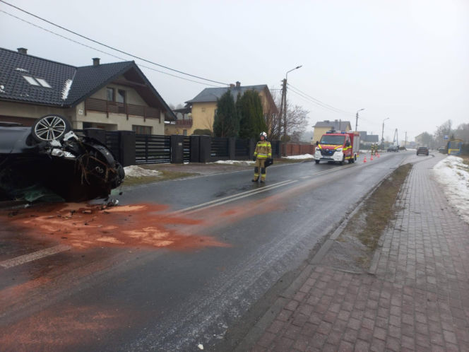 21-latek pędził luksusowym Infiniti na złamanie karku. Dachował i może mówić o dużym szczęściu