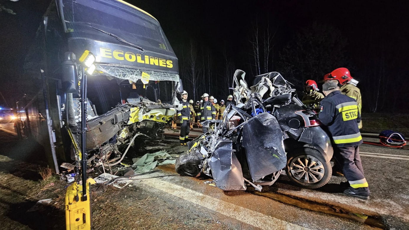 Toyota wbiła się w autobus. Młody kierowca nie żyje