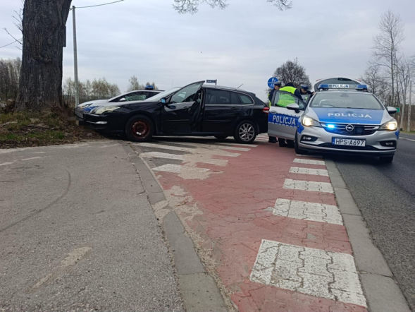 Dramatyczny pościg pod Staszowem. Ucieczkę 36-latka zakończyło drzewo