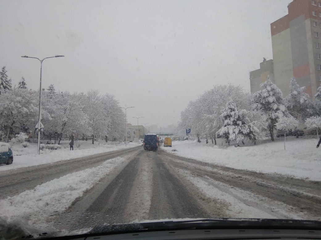 FATALNE warunki na drogach Rzeszowa. Śnieżny ARMAGEDON! [ZDJĘCIA]