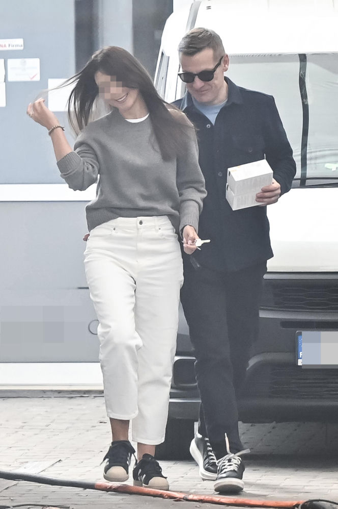 Marcin Mroczek z dziewczyną w cukierni