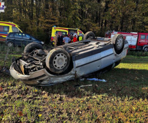 Volkswagen wypadł z drogi i dachował. W aucie było pięć młodych osób
