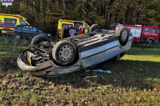 Volkswagen wypadł z drogi i dachował. W aucie było pięć młodych osób