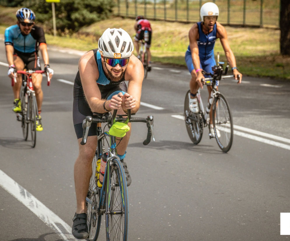 Bełchatów: Triathloniści na trasie, w mieście utrudnienia dla kierowców i podróżnych MZK 