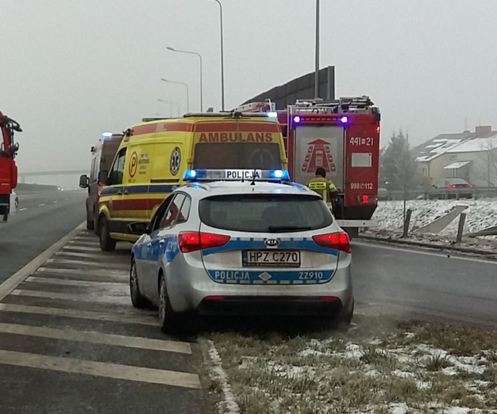 Wyleciał z drogi, huknął w bariery. Strażacy wycinali kierowcę na S8