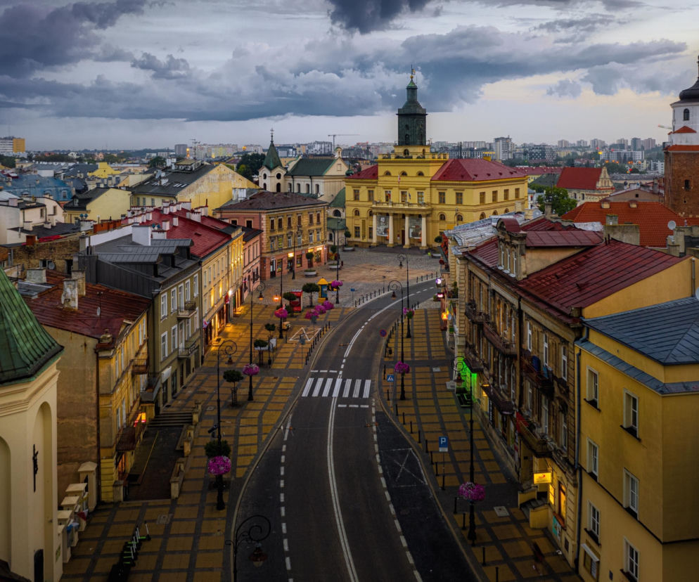 Panorama zabytkowego centrum Lublina z widokiem na ratusz. O zachwycie turysty miastem przeczytasz na SE Lublin.