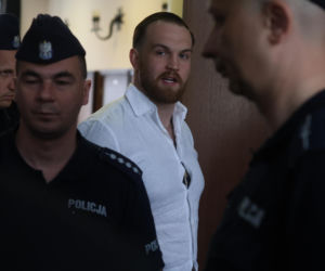 Oskarżają go o brutalne zamordowanie Maćka. Dawid puścił oczko do kolegów. Szokujące zachowanie