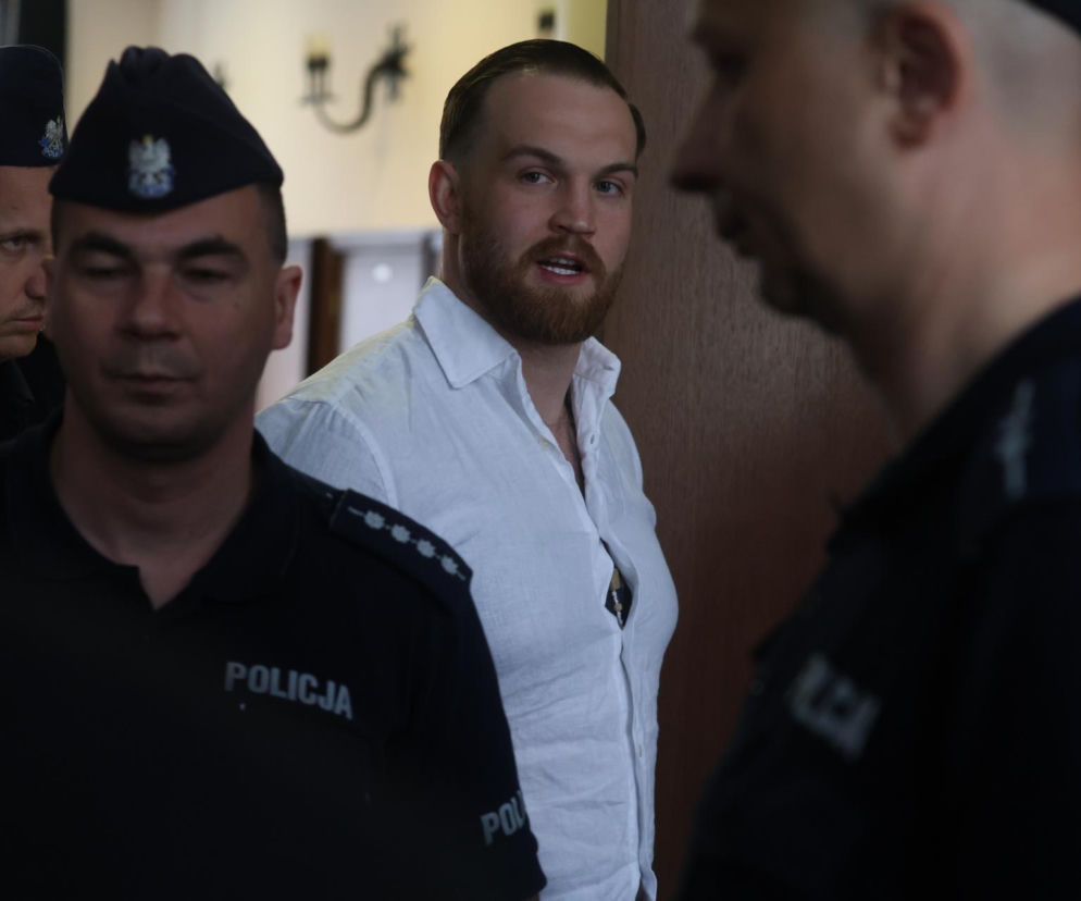 Oskarżają go o brutalne zamordowanie Maćka. Dawid puścił oczko do kolegów. Szokujące zachowanie
