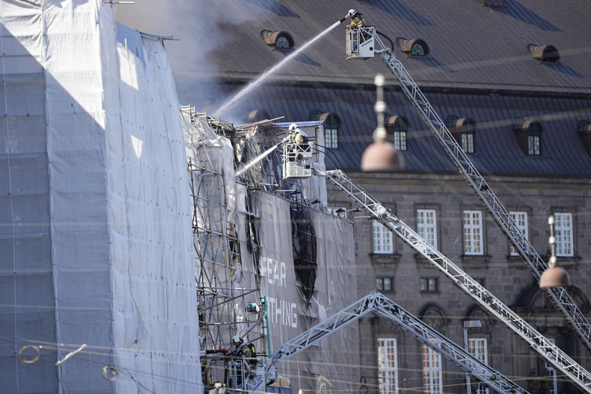 "Nasze Notre Dame" w ogniu! Runęła wieża! "400 lat dziedzictwa w płomieniach" 