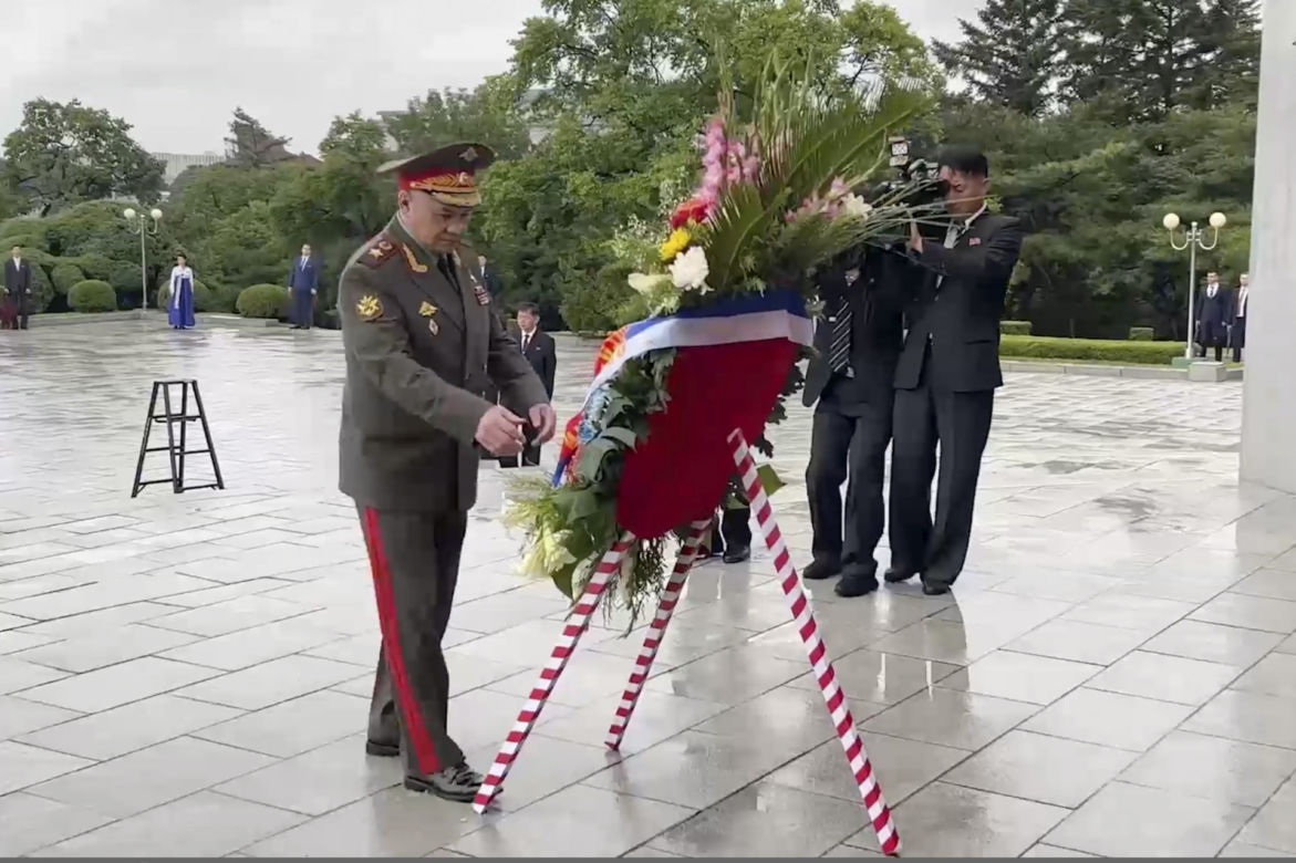 Kim rozwinął czerwony dywan dla Putina