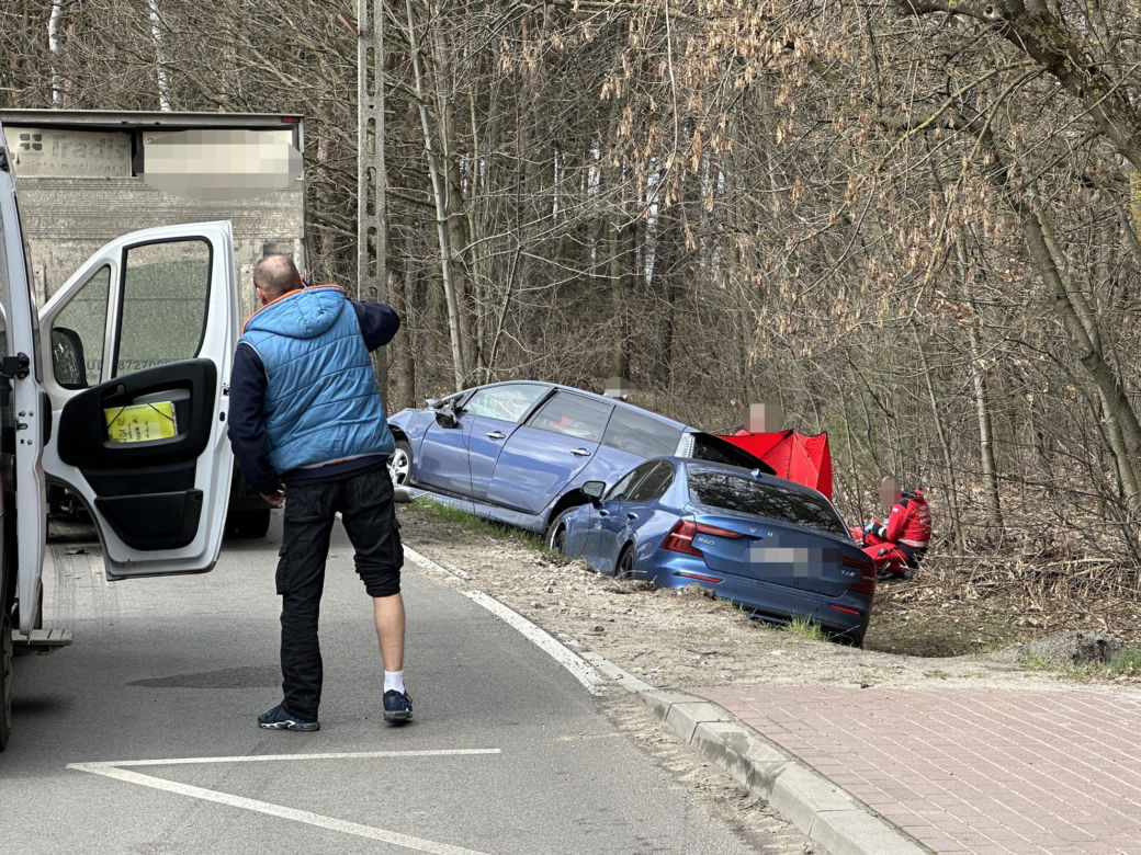 Tragedia w Klembowie. Z auta zostały strzępy, kierowca nie żyje. Są ranni