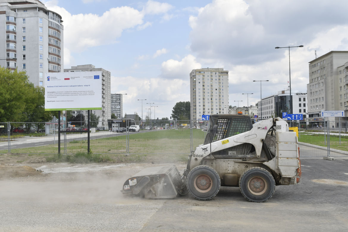 Awantura o barierki na zadaszeniach wejść do metra na Bródnie. Warszawiacy: „To nie ma sensu!