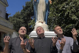 Ranczo. Ksiądz Robert (Bartłomiej Kasprzykowski), ksiądz Maciej (Mateusz Rusin), Piotr Kozioł (Cezary Żak)